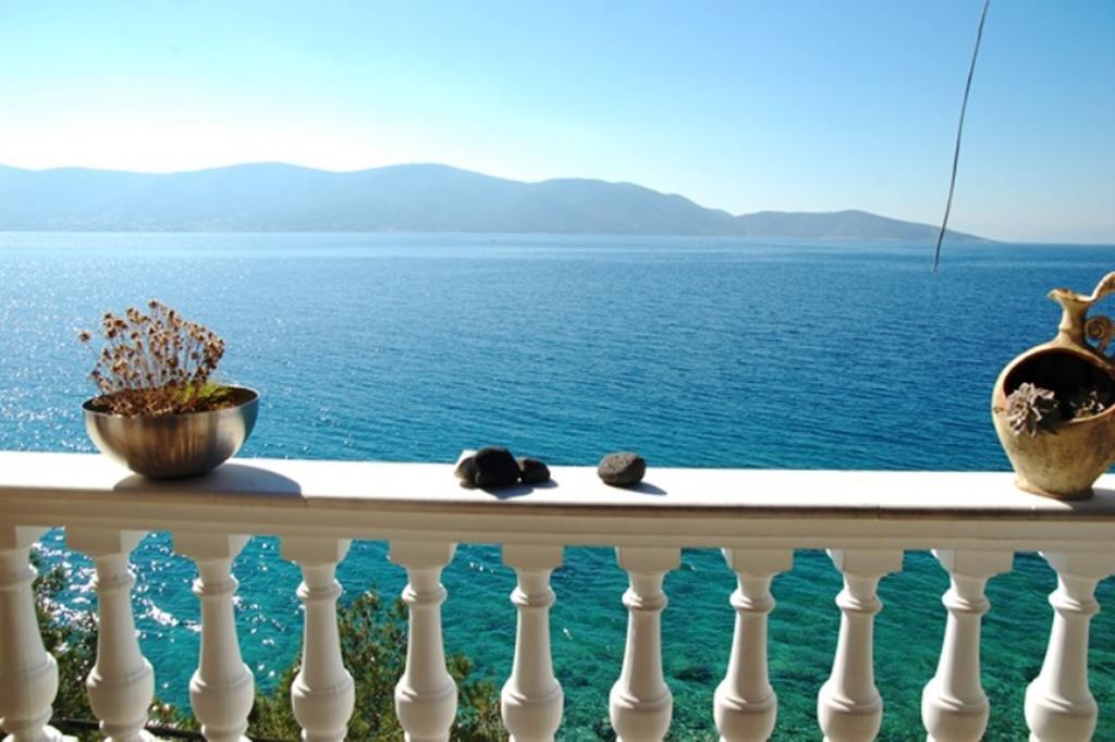 Wavedance Accommodation Salamis Exterior photo